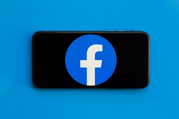 Facebook Employees Can't Use Political Images as Profile Pictures